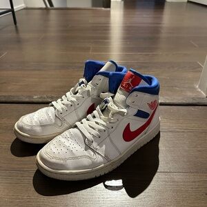 Nike White and Red Sneakers with Blue Accents